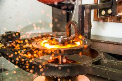 11 formas de reduzir custos industriais com aquecimento por indução